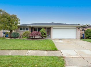 27826 Los Olas Dr, Warren, MI 48093