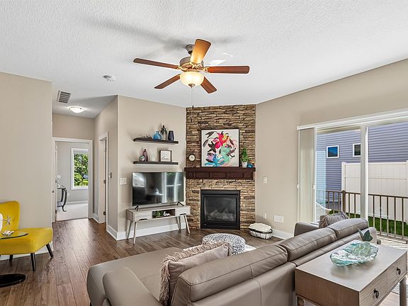 3rd image of 1196 SE Williams Ct
