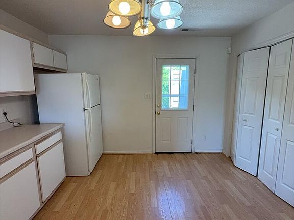 5th image of 111 Fairwood Ct