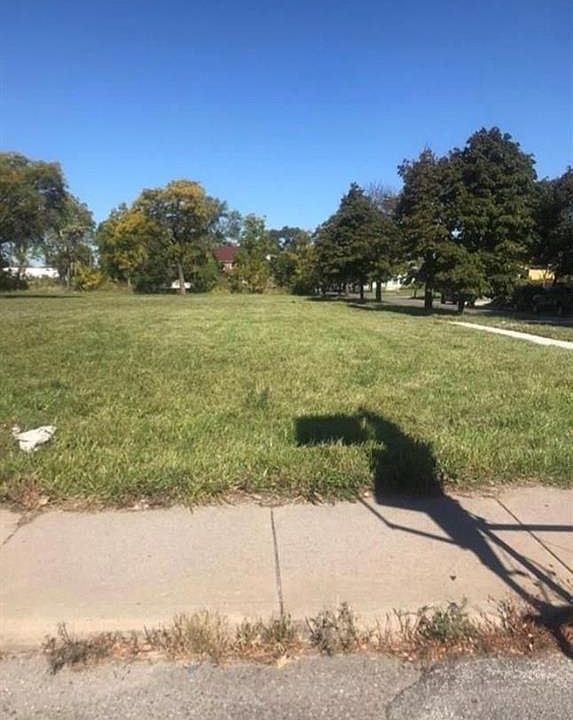 1st image of 2140 W Warren Ave