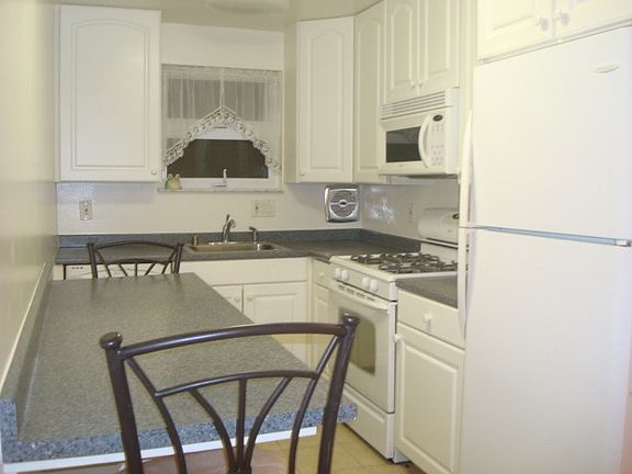 4th image of 52 Bradley Ave #1