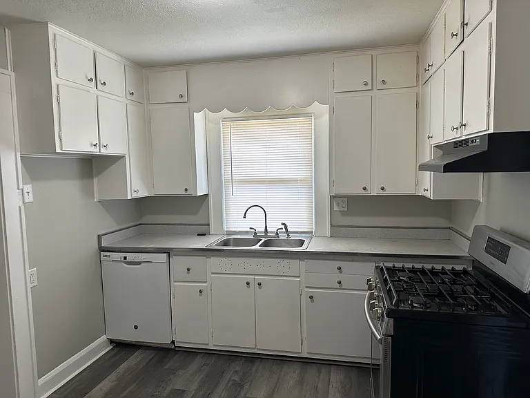 1510 N Chester Ave — Photo 6