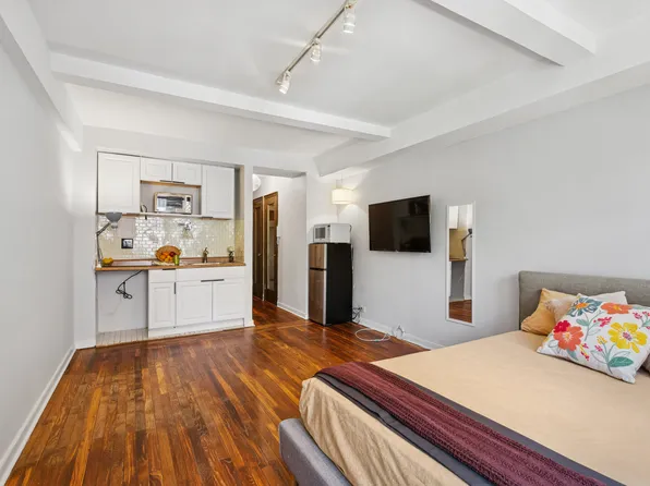 320 East 42nd Street image 1 of 9