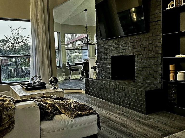 703 Tanglewood Dr — Photo 2