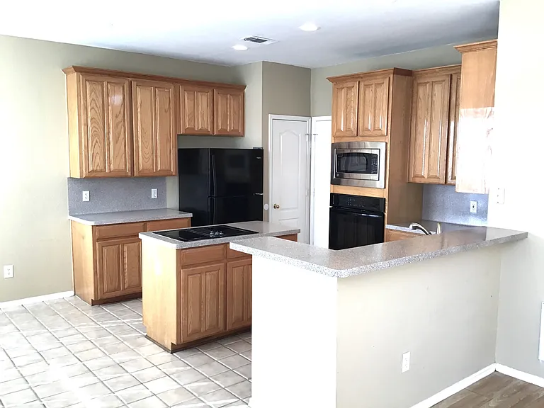 129 Hanover St — Photo 2