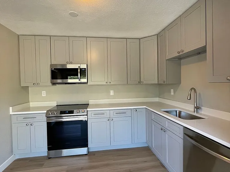 890 Revere St — Photo 3