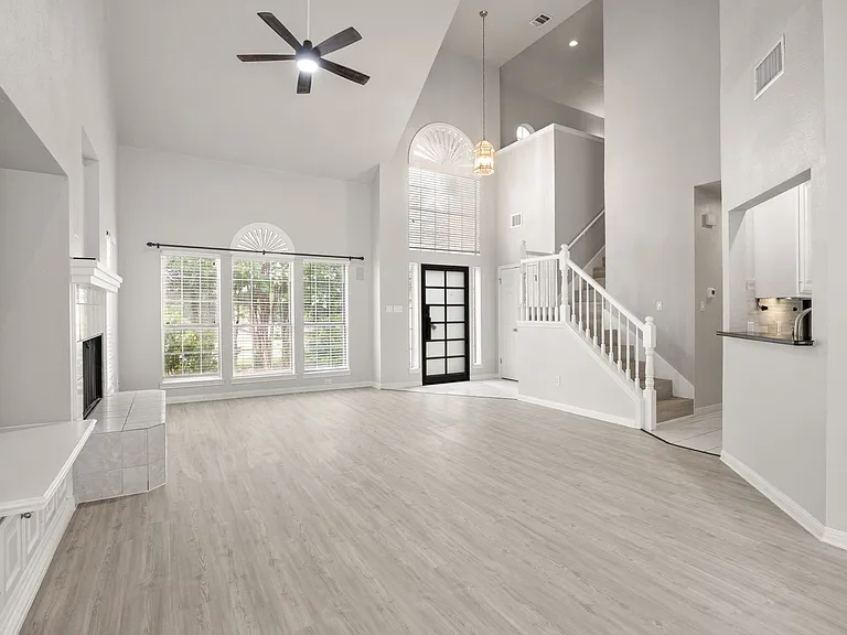 1604 Lakeway Blvd — Photo 5