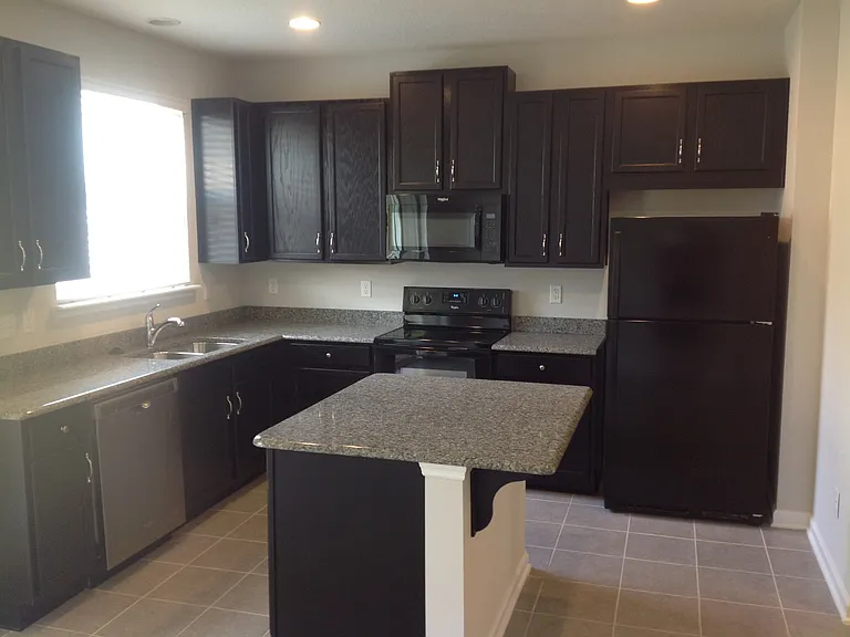 498 Richmond Dr — Photo 1