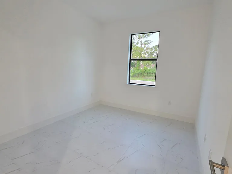 1200 W 12th St — Photo 10