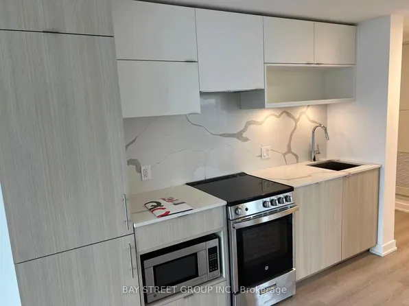 100 Queen St E, Toronto, ON