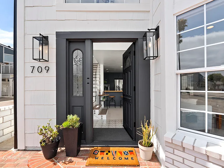 709 W Balboa Blvd — Photo 4