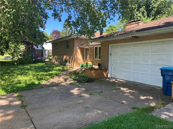 4501 Patricia Dr, Clarence, NY 14031