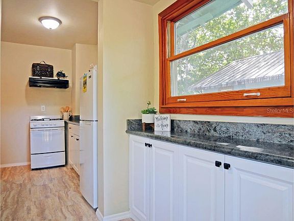 5th image of 924 Granville Ct N
