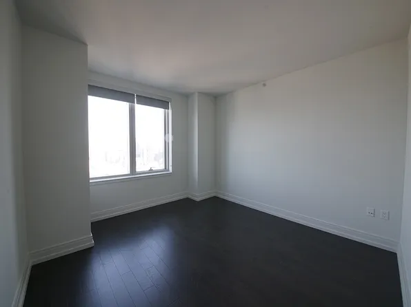 555 10th Avenue image 8 of 21