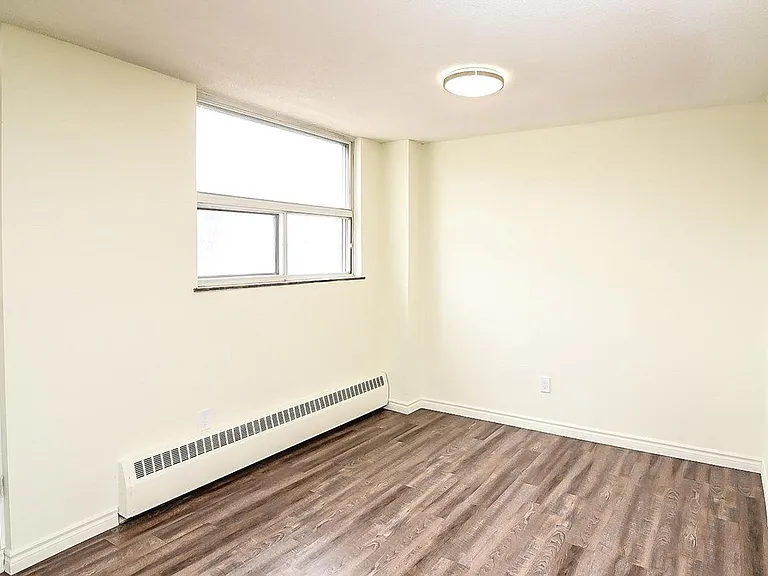 53 Water St N — Photo 11