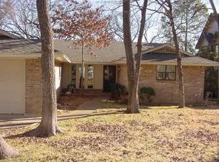 925 Kiowa Dr W, Lake Kiowa, TX 76240