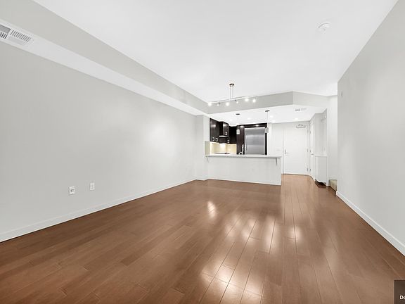 5th image of 2655 Bush St APT 111