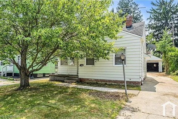 15902 Maplewood Ave — Photo 2