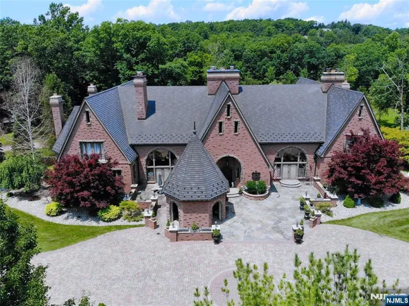 1 Cherokee Ct, Sparta, NJ 07871
