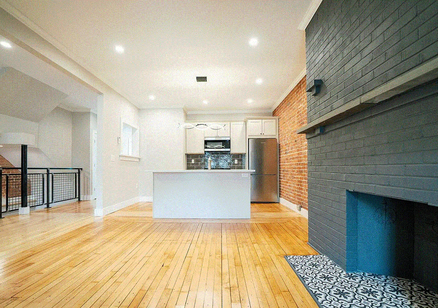Charming 3 Bedroom- — Photo 3
