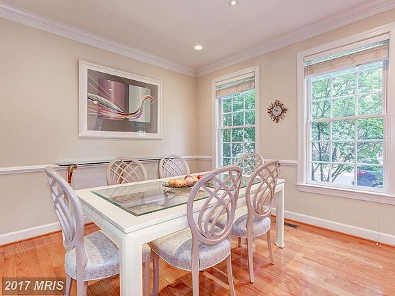4th image of 404 Garden View Way