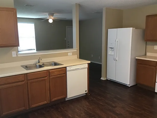 3 bed, 2.0 bath, 1924 sqft, $2,165 — Photo 2