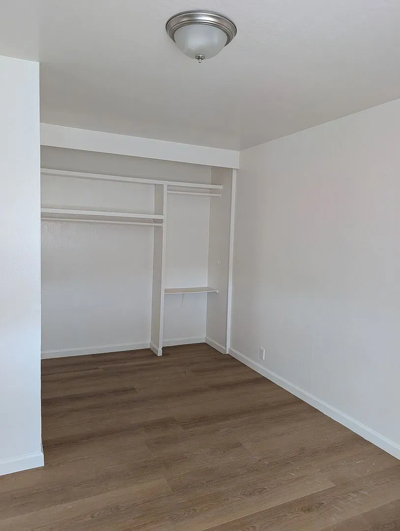 Comfortable one bedroom unit, convenient location to shopping and transportation — Photo 4