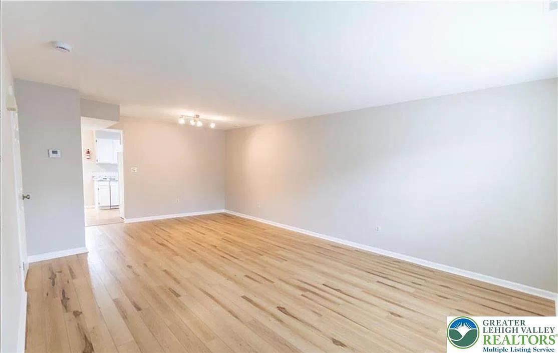 3 bed, 1.5 bath, 1252 sqft, $2,000 — Photo 4