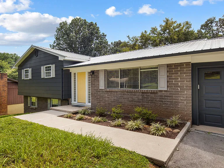 1505 Aldenwood Ln — Photo 3