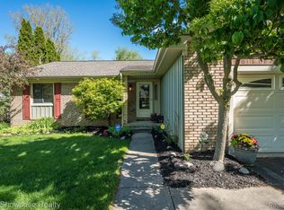 980 Intervale Dr, Highland, MI 48357