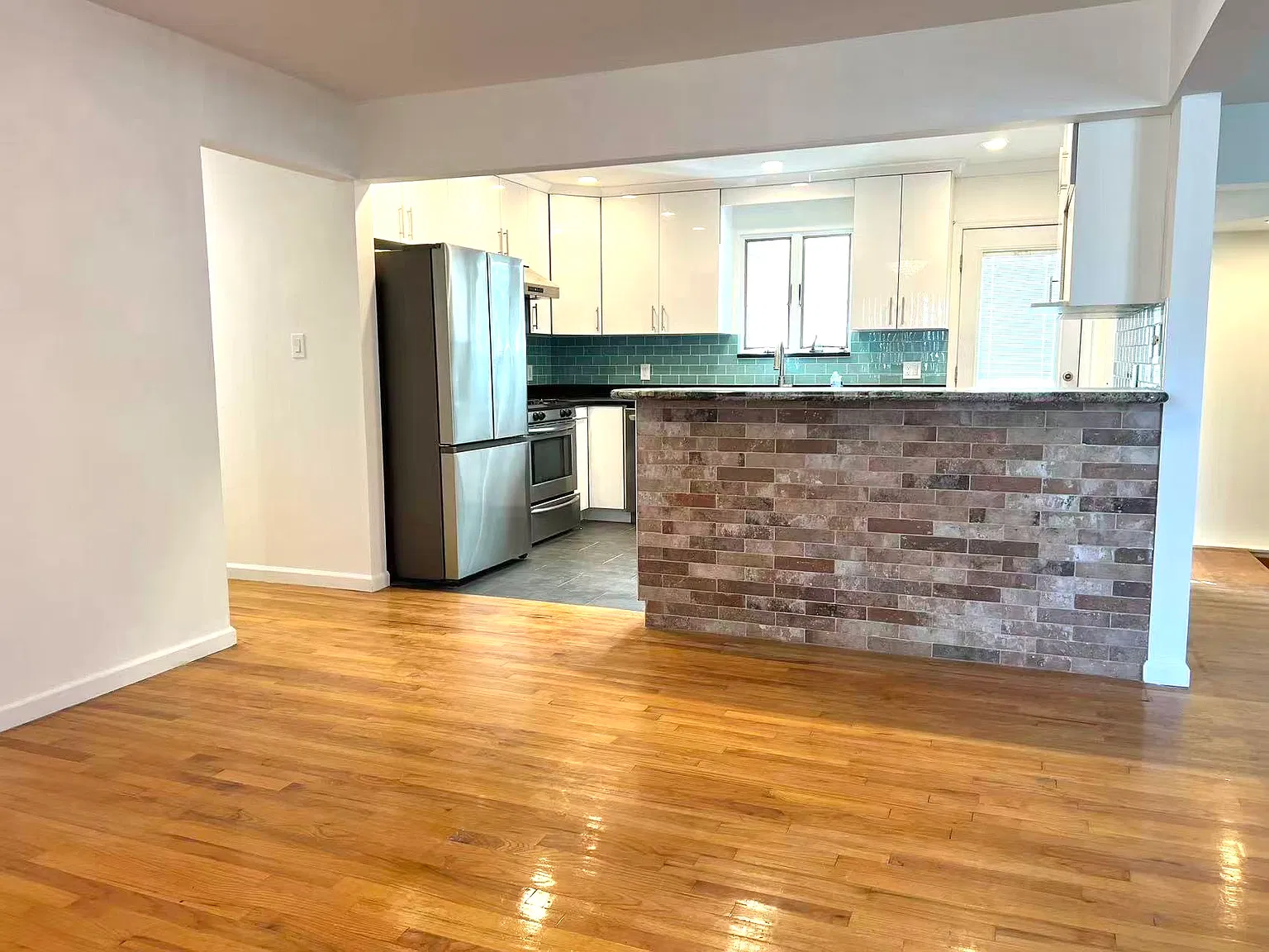 3 bed, 1352 sqft, $4,300 — Photo 2