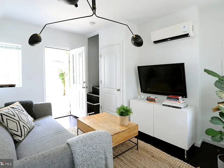 1107 N Lee St — Photo 3
