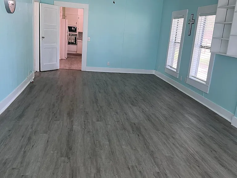 902 S Kaufman St — Photo 2