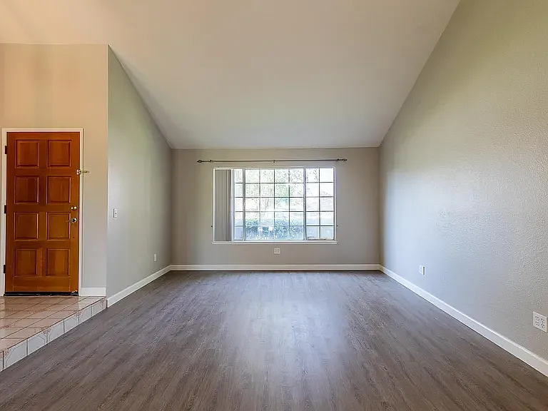 26051 Reynolds St — Photo 4