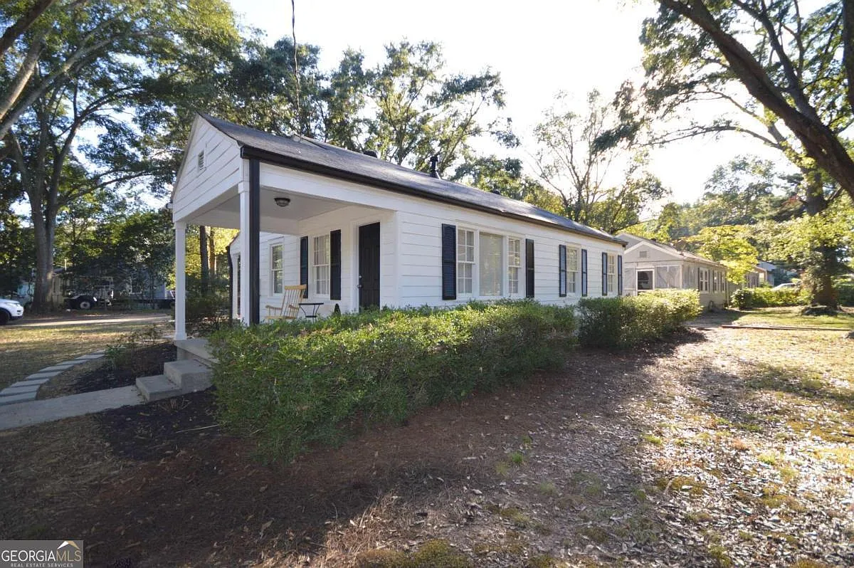 3 bed, 1.0 bath, 100 sqft, $4,100 — Photo 2