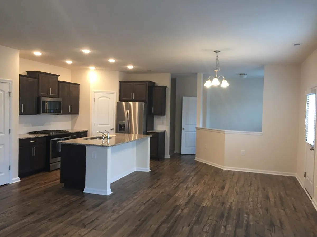 4 bed, 2.5 bath, 2680 sqft, $2,600 — Photo 2