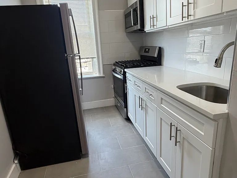 9 Bentley Ave #15D — Photo 1