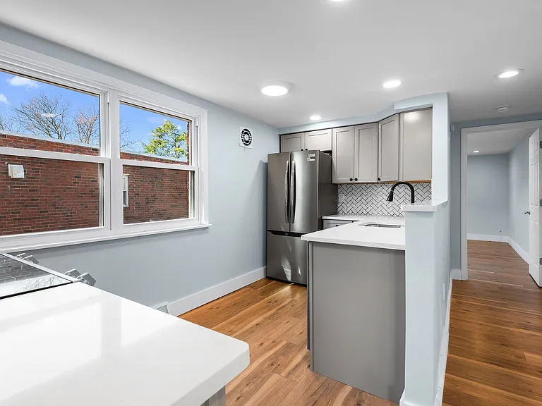 137 W Maryland Ave — Photo 6