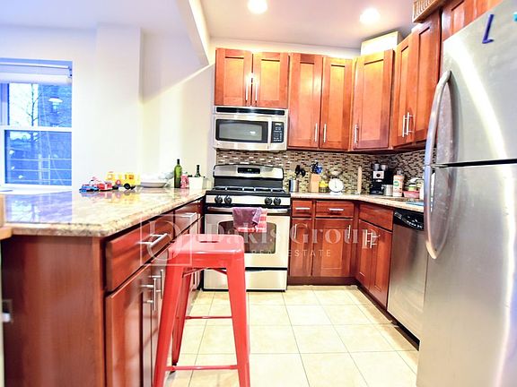 4th image of 25-44 Crescent St #Dg2