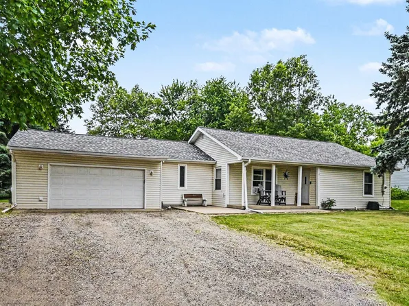 11332 Crestview Dr E, Cement City, MI 49233