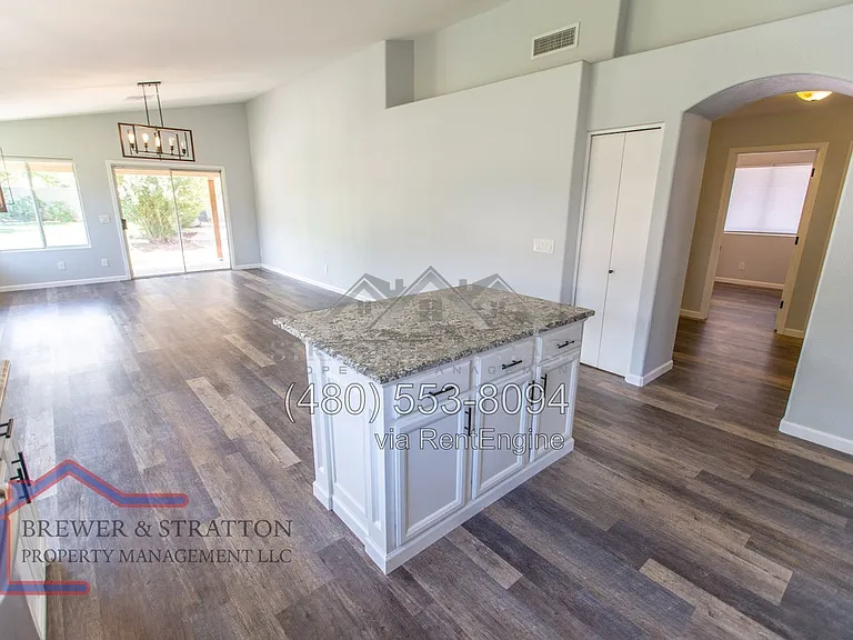689 W Constitution Dr — Photo 14