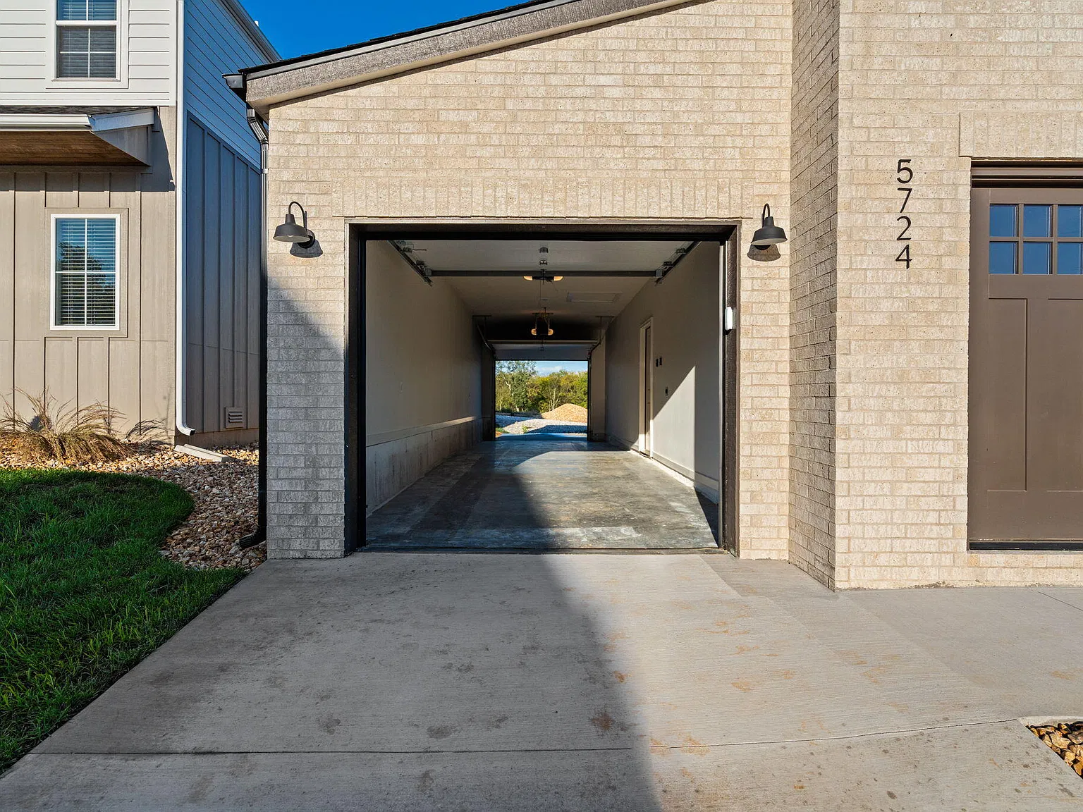 4 bed, 3.5 bath, 2100 sqft, $3,095 — Photo 4