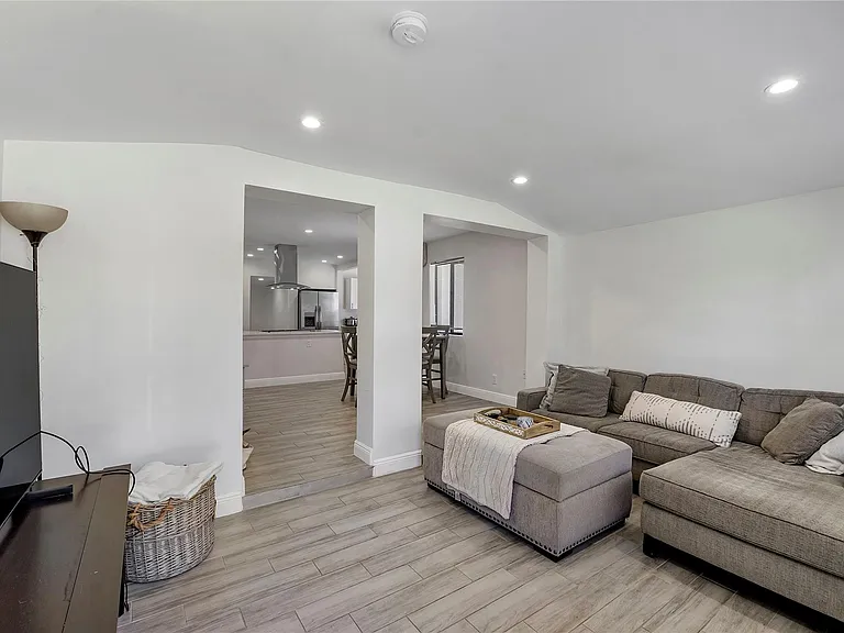 342 SW 22nd St — Photo 4