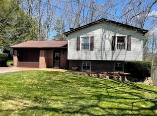 363 Canterbury Dr, Shady Spring, WV 25918