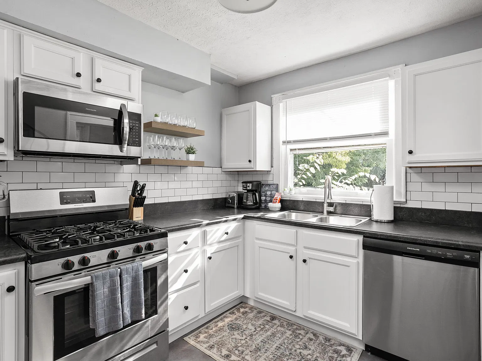 3 bed, 2200 sqft, $2,200 — Photo 2
