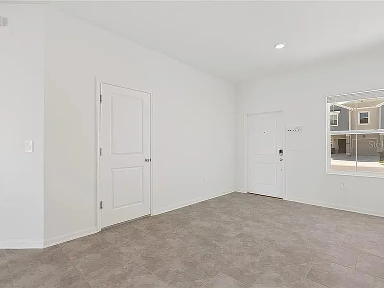 3334 Laurent Loop — Photo 3