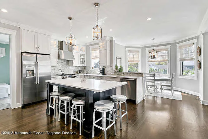 6 bed, 4.5 bath, 3999 sqft, $19,500 — Photo 2