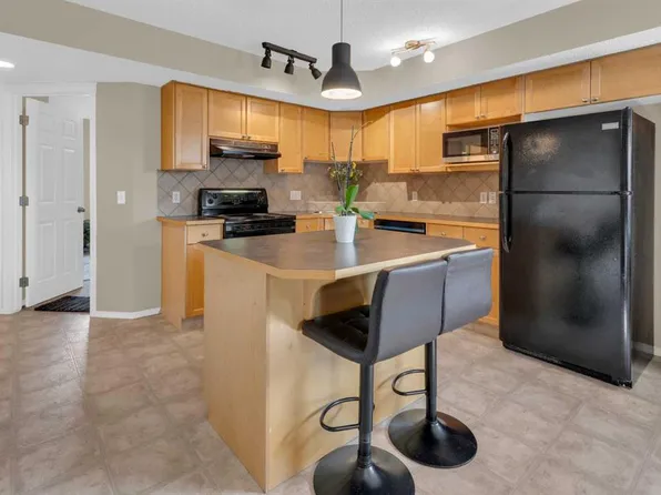 140 S Sagewood Blvd SW #411, Airdrie, AB T4B 3H5