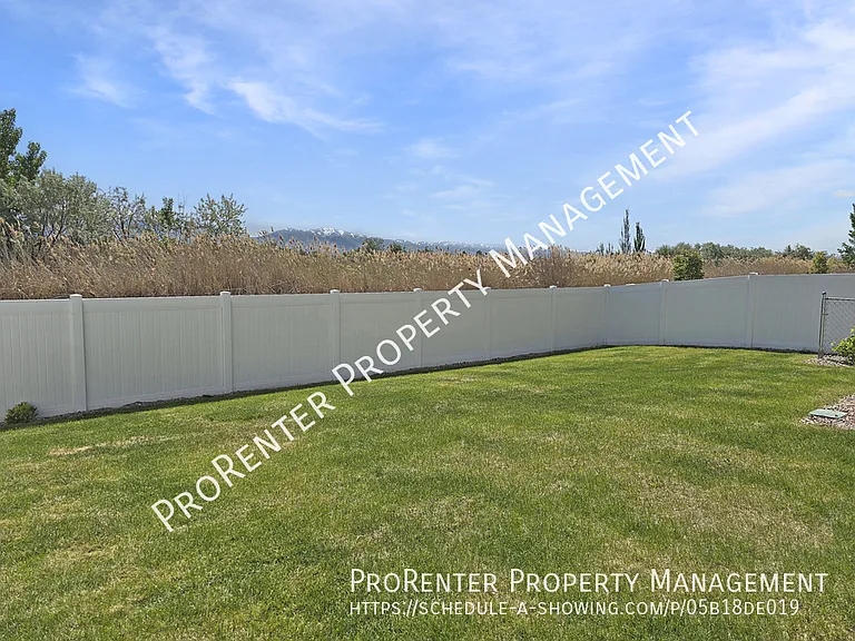 3111 S Edgewater Cv — Photo 3