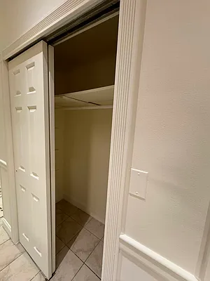 Rented by KNOCKKNOCK LLC | media 22